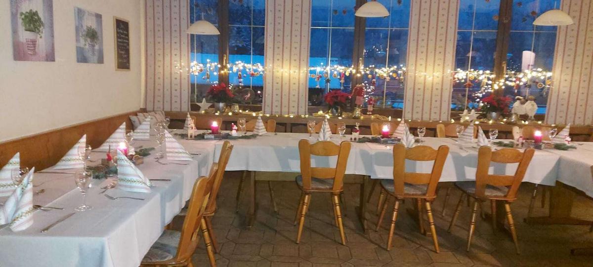 Gastraum weihnachtlich dekoriert